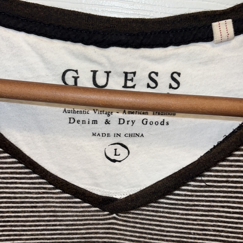 Guess V-neck - Picture 2 of 4